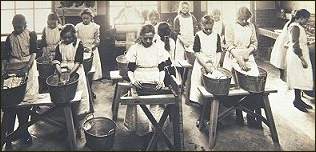 Photo of washing class at Tennyson Street Laundry Centre, Clapham [image copyright The Women's Library, London Metropolitan University]