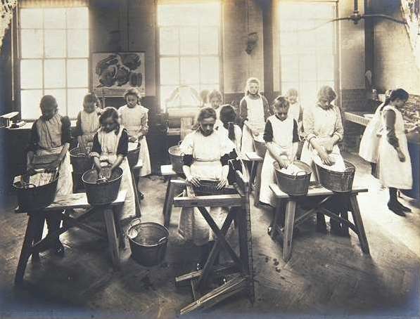 Photo of washing class at Tennyson Street Laundry Centre, Clapham [image copyright The Women's Library, London Metropolitan University]